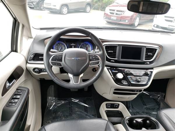 2018 Chrysler Pacifica Touring L mini-van Granite Crystal Metallic for sale in Fayetteville, AR – photo 5