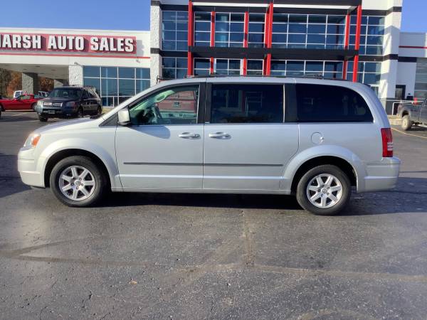 Accident Free! 2010 Chrysler Town & Country! 3rd Row! - cars &... for sale in Ortonville, OH – photo 2