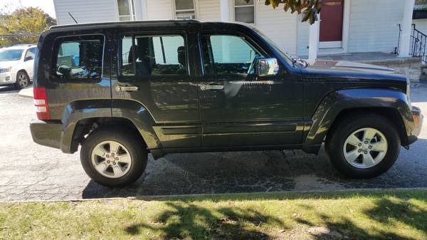 2011 Jeep Liberty 4X4 Low miles CLEAN for sale in West Warwick, MA – photo 2