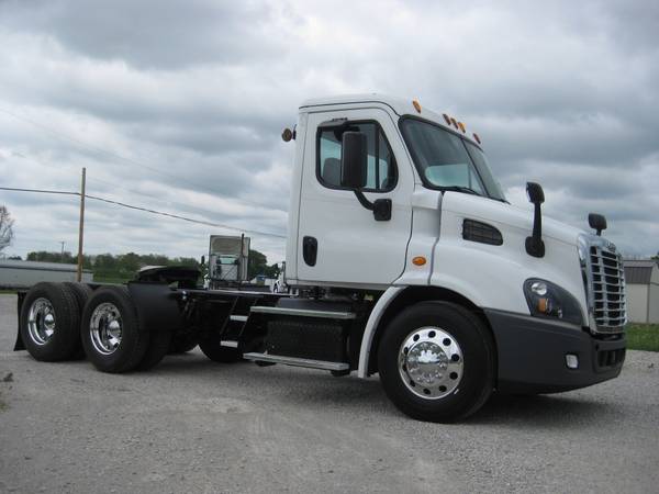 2015 Freightliner Cascadia 113 Daycab Great WB & Lightweight! for sale in Lone Jack, MO – photo 11