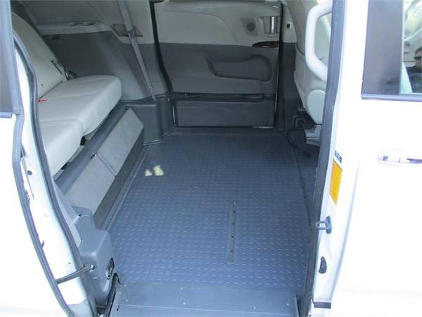 HANDICAP/WHEELCHAIR ACCESSIBLE VAN - 2011 TOYOTA SIENNA XLE/LIMITED... for sale in Raleigh, SC – photo 8
