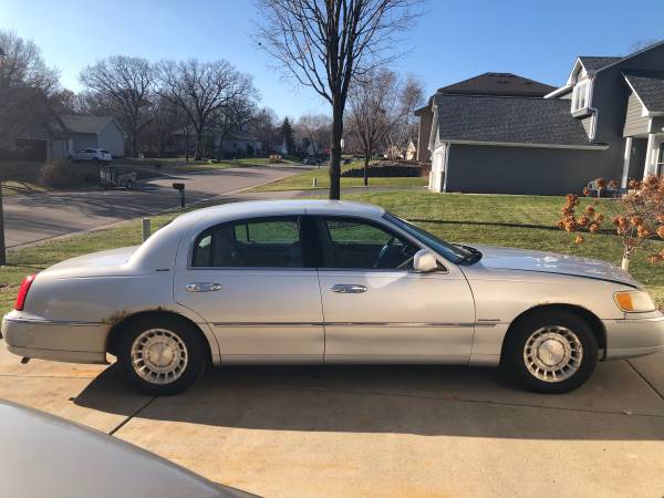 2001 Lincoln Towncar - cars & trucks - by owner - vehicle automotive... for sale in Burnsville, MN – photo 2