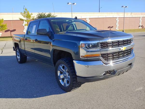 2017 CHEVROLET SILVERADO CREW CAB 4X4! LOW MILES! 1 OWNER! MUST SEE!... for sale in Norman, TX – photo 2