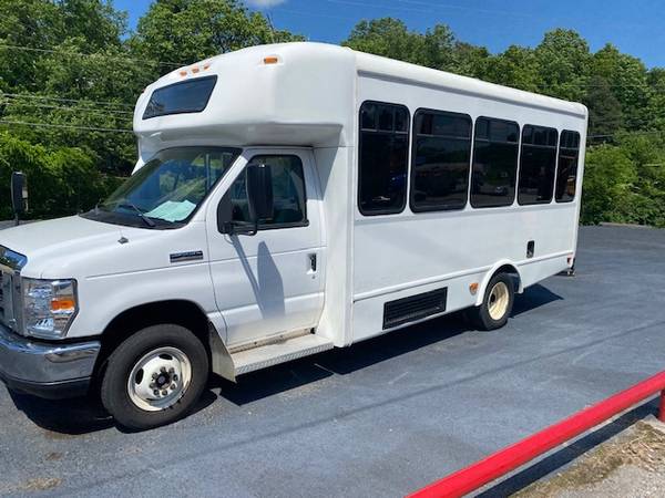 2016 FORD E450 SUPER DUTY BUS - - by dealer - vehicle for sale in Chattanooga, TN – photo 2