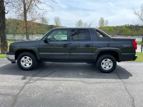 2005 Chevy Avalanche ONE OWNER! LIKE NEW! 4x4! - - by for sale in Forsyth, AR – photo 4