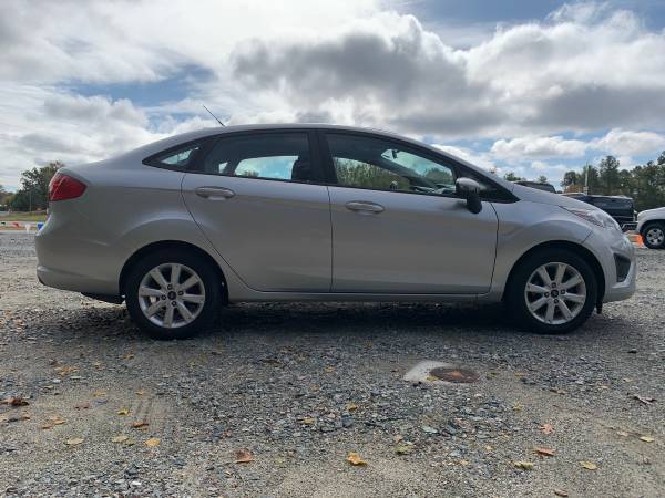 2013 FORD FIESTA SE LOW MILES GAS SIPPER LIKE NEW for sale in Thomasville, NC – photo 4