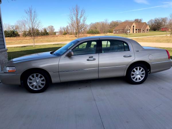 2009 Lincoln Signature Town Car - cars & trucks - by owner - vehicle... for sale in Fond Du Lac, WI – photo 5