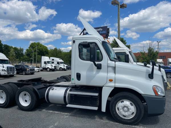 LOW Mileage - 2015 Freightliner Day Cab for sale in Charlotte, NC – photo 2