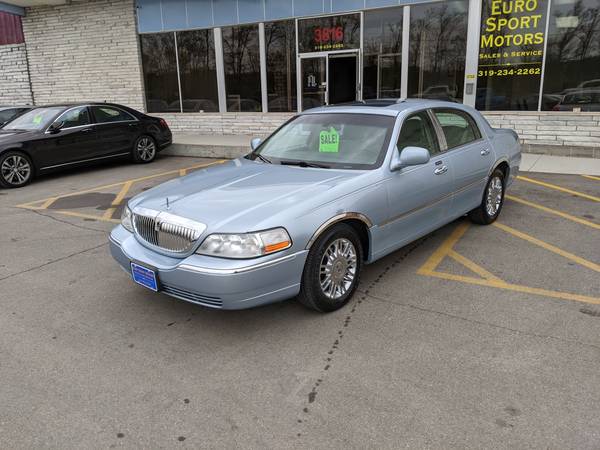 2006 Lincoln Town Car - cars & trucks - by dealer - vehicle... for sale in Evansdale, IA – photo 2