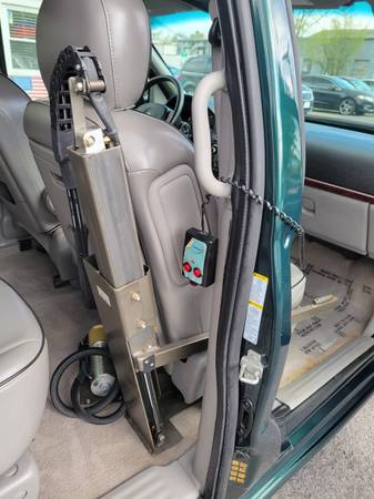 2005 Buick Terraza AWD WHEELCHAIR ACCESSIBLE VAN POWER LIFT for sale in Front Royal, VA – photo 8