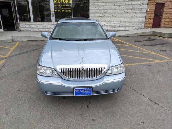 2006 Lincoln Town Car - cars & trucks - by dealer - vehicle... for sale in Evansdale, IA