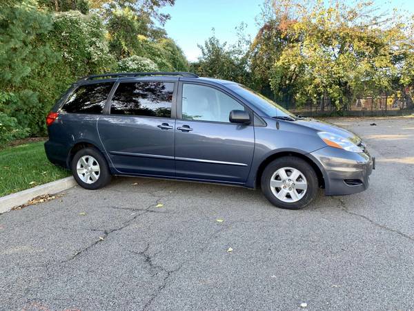 2009 TOYOTA SIENNA for sale in Farmingville, NY – photo 4