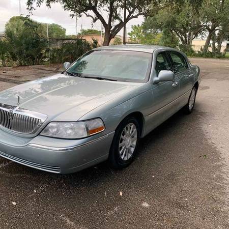 2007 LINCOLN TOWN CAR SIGNATURE $4,200 176089 MILES - cars & trucks... for sale in Fort Myers, FL – photo 2