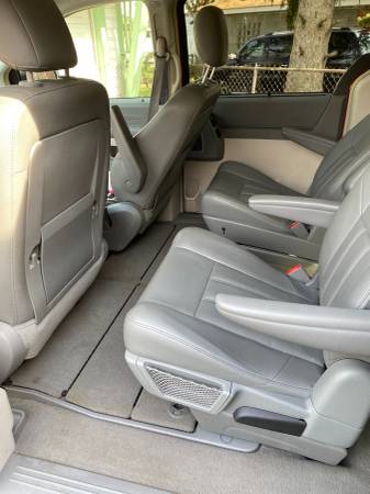 2009 Chrysler town and country for sale in Oak_Park, MI – photo 5