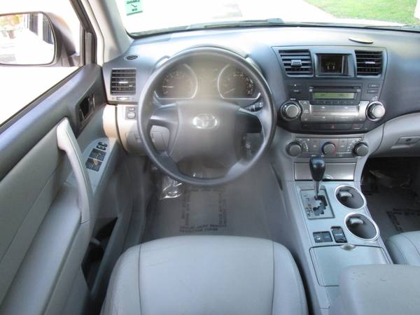 2010 Toyota Highlander 4WD - LEATHER SEATS - ROOF RAILS - RECENTLY... for sale in Sacramento , CA – photo 7