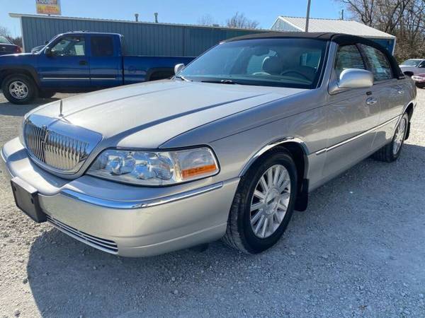 2004 LINCOLN TOWN CAR ***69,000 MILES***NO ACCIDENT LUXURY SEDAN... for sale in VALLLEY FALLS, KS – photo 4