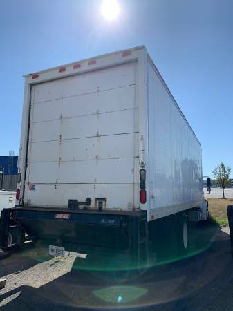 2005 FREIGHTLINER M2 106 ,BOX TRUCK,LIFTGATE,26FT BOX,AUTOMATIC for sale in CHANTILLY, District Of Columbia – photo 2