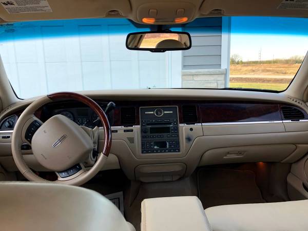 2009 Lincoln Signature Town Car - cars & trucks - by owner - vehicle... for sale in Fond Du Lac, WI – photo 9