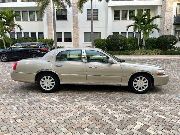 79, 000 Miles 2008 Lincoln Town Car Showroom Condition Garage Kept for sale in Naples, FL – photo 2