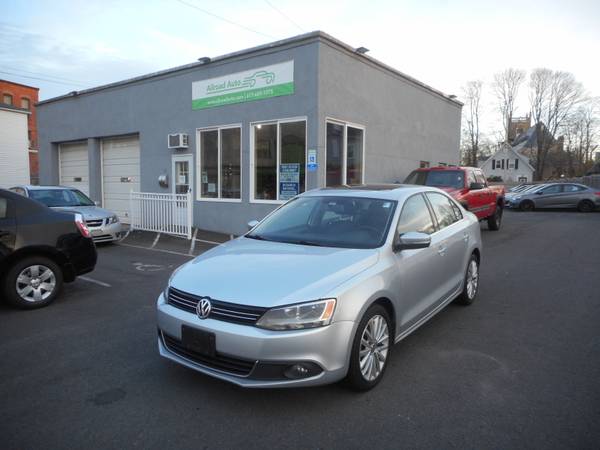 2011 VW JETTA 2.5 SEL LEATHER, SUNROOF. - cars & trucks - by dealer... for sale in Whitman, MA