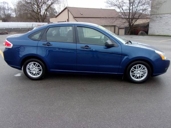 2009 Ford Focus SE 4dr Sedan - - by dealer - vehicle for sale in Waukesha, WI – photo 4