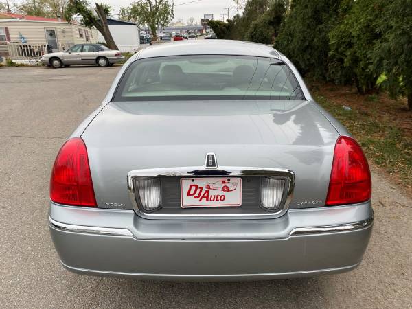 ONLY 105,000 MILES! 2006 LINCOLN TOWN CAR SIGNATURE SERIES LEATHER -... for sale in Cedar Rapids, IA – photo 5