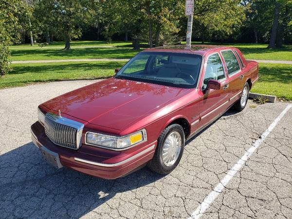 1997 LICOLN TOWN-CAR LOADED RUNS $ DRIVES GREAT for sale in Kenosha, WI – photo 3