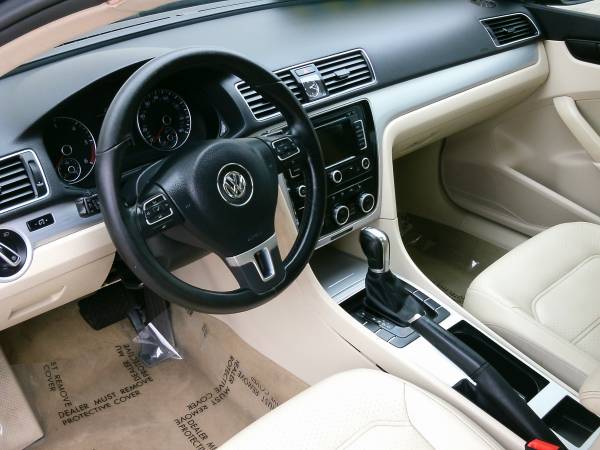 2012 Volkswagen Passat TDI SE-Heated Leather! Nav! Sunroof! - cars & for sale in Silvis, IA – photo 7
