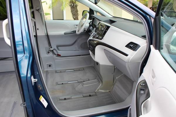 2011 Toyota Sienna LE Braun Wheelchair Van 75k Miles for sale in Fort Myers, FL – photo 19