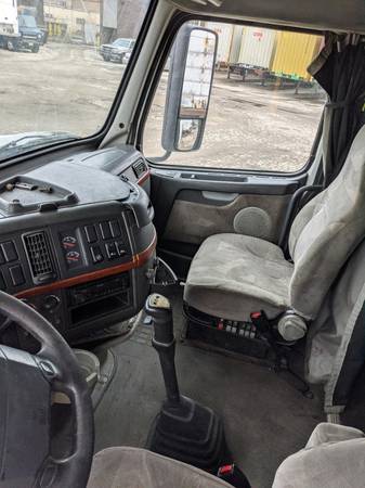 2009 Volvo VNL670 , D13 Engine 485HP, 720K Miles Truck Needs Work for sale in Chicago, IL – photo 5