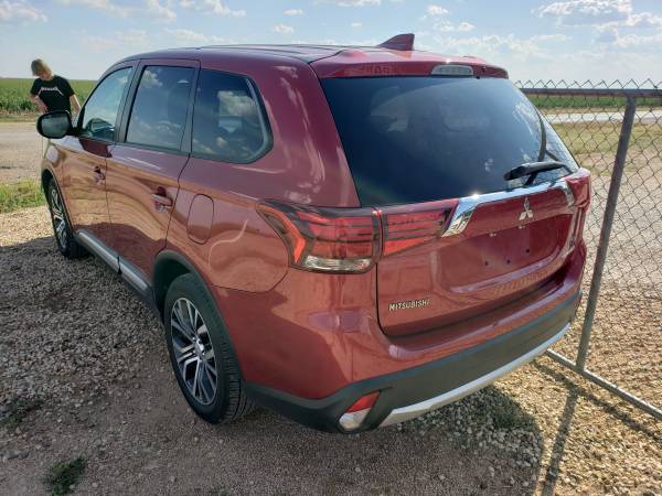 2017 MITSUBISHI OUTLANDER FWD 4C 4D SUV ES for sale in Wilson, TX – photo 2