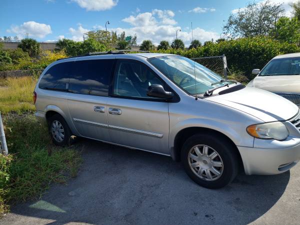 2005 chrysler town and country - cars & trucks - by owner - vehicle... for sale in Deerfield Beach, FL – photo 2