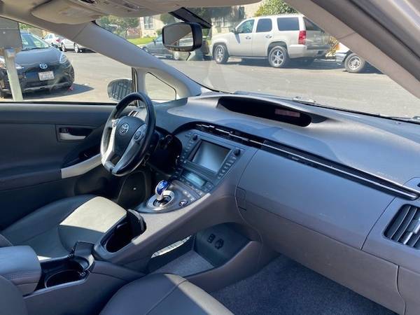 2011 Toyota Prius 5dr HB 5 with (2) 12V pwr outlets - cars & trucks... for sale in North Hollywood, CA – photo 18