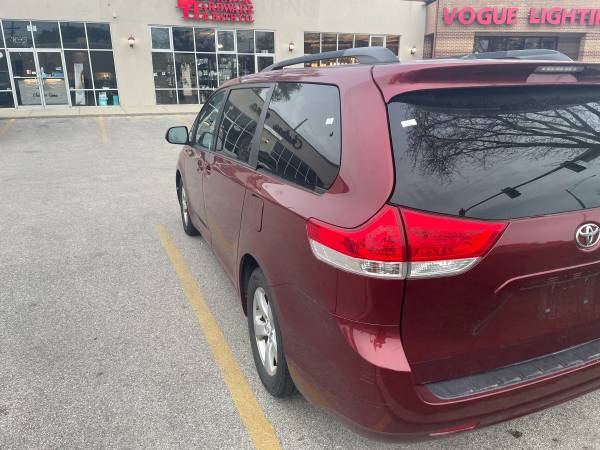 2011 Toyota Sienna le for sale in Skokie, IL – photo 4