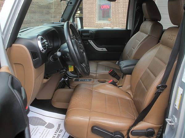 2012 JEEP WRANGLER UNLIMITED SAHARA 4X4 * LEATHER * NAV * NEW TOP!! for sale in West Berlin, NJ – photo 8