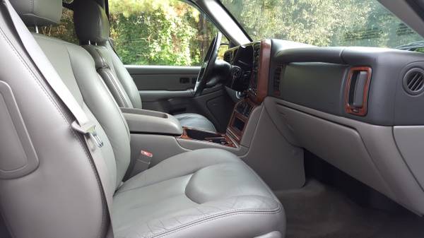 Birch Silver 2004 GMC Yukon SLT // 3rd Row // 4x4 // Tow Package -... for sale in Raleigh, NC – photo 15