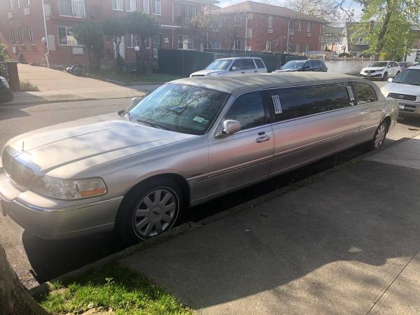 2005 Lincoln Towncar Limousine Special Edition - - by for sale in Brooklyn, NY – photo 2