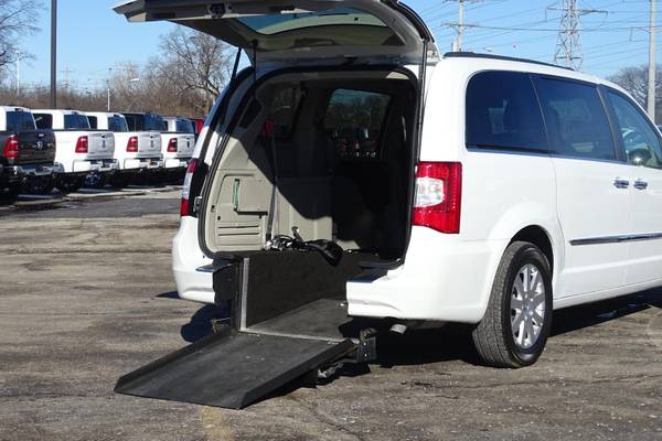 2016 Chrysler Town and Country Touring Mobility van Bright White for sale in Skokie, IL – photo 2