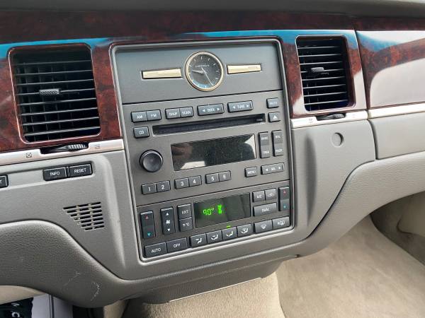 ONLY 105,000 MILES! 2006 LINCOLN TOWN CAR SIGNATURE SERIES LEATHER -... for sale in Cedar Rapids, IA – photo 14