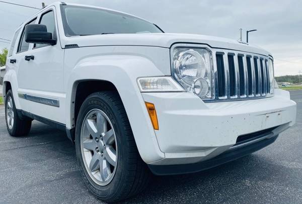 SPORTY White LIBERTY 2011 Jeep Limited SUV HEATED SEATS - NAV for sale in Clinton, KS – photo 11