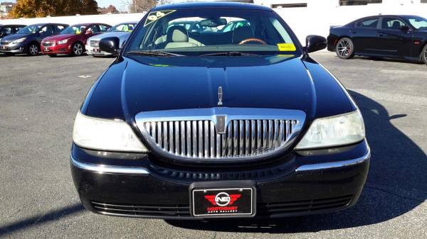 2004 Lincoln Town Car Ultimate 4dr Sedan - SUPER CLEAN! WELL... for sale in Wakefield, MA – photo 3