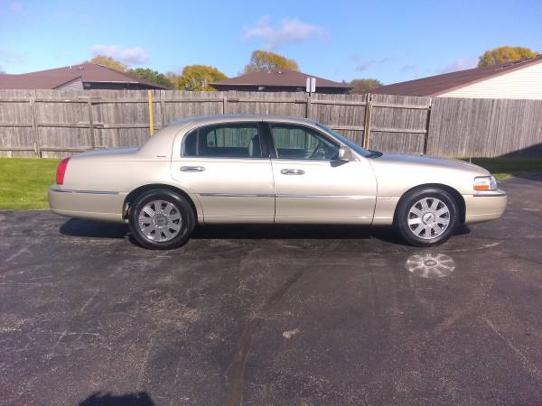 Very Nice, 2004 Lincoln Town Car for sale in Appleton, WI – photo 14