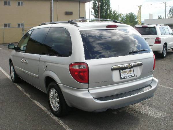2006 CHRYSLER TOWN & COUNTRY - HOME OF "YES WE CAN" FINANCING for sale in Medford, OR – photo 5