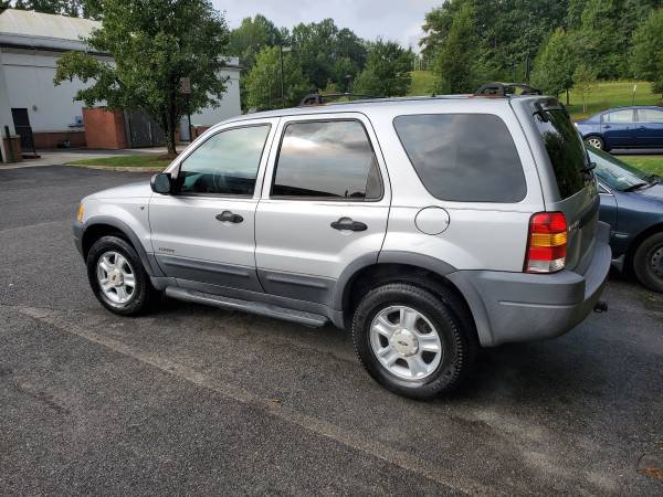 very cheap 2005 Ford Escape xlt 125,000 miles - cars & trucks - by... for sale in Dumfries, District Of Columbia