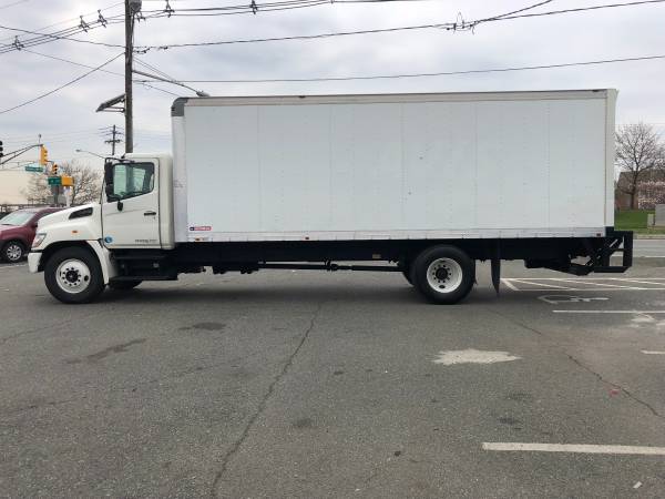 2013 Hino 268, Liftgate, 24 Feet Box, Side Door, LIKE NEW for sale in Jersey City, NY – photo 2
