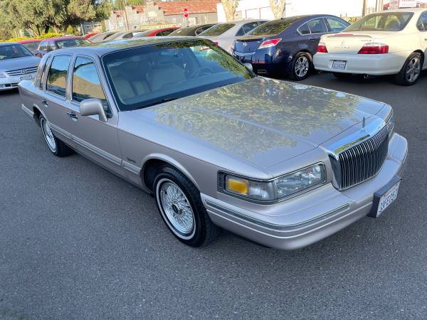 1997 Lincoln Town Car Signature Sedan 1 OWNER/CLEAN CARFAX for sale in Citrus Heights, CA – photo 2