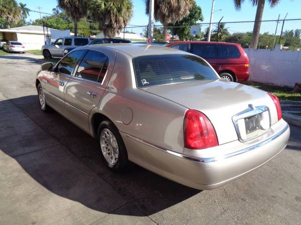 1999 Lincoln Town Car 4dr Sdn Signature - ELDERLY OWNED, GARAGED KEPT for sale in Fort Lauderdale, FL – photo 4