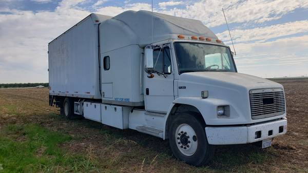 2000 freightliner fl80 for sale in Patterson, CA