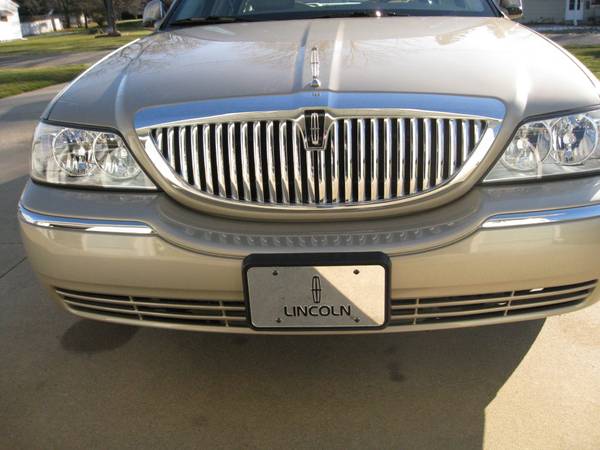 ONE OWNER-2011 LINCOLN TOWN CAR - cars & trucks - by owner - vehicle... for sale in Jonesville, MI – photo 3