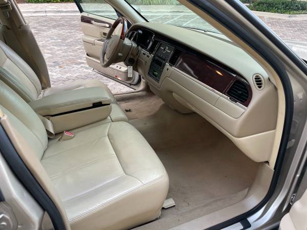 79, 000 Miles 2008 Lincoln Town Car Showroom Condition Garage Kept for sale in Naples, FL – photo 13